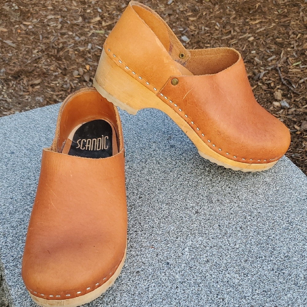 Women's Tan Leather Clogs